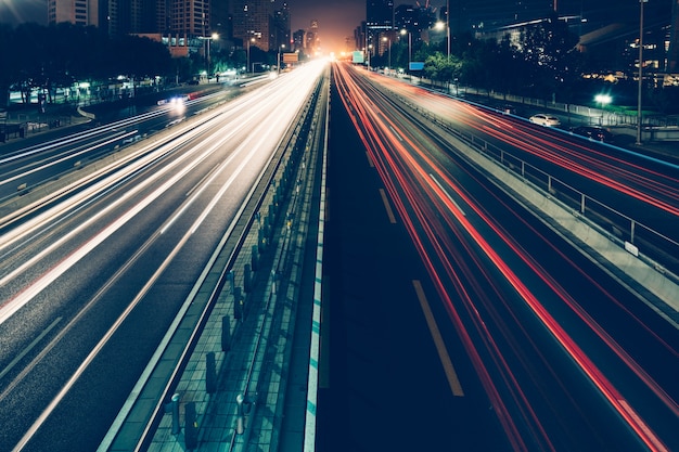 Stedelijk verkeer met stadsgezicht