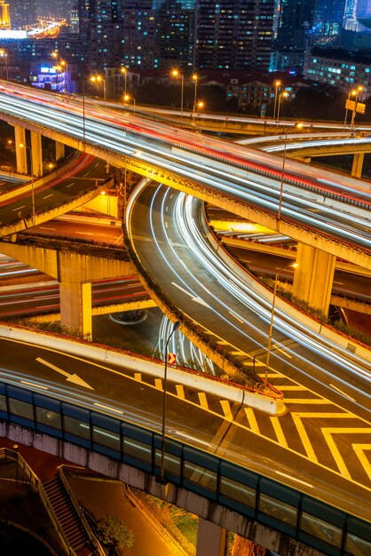 Stedelijk verkeer met stadsgezicht