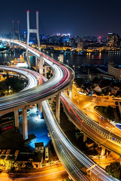 Stedelijk verkeer met stadsgezicht