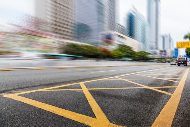 Stedelijk verkeer met stadsgezicht