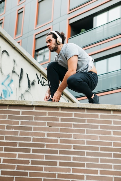 Stedelijke atleet die zijn schoenen vastmaakt