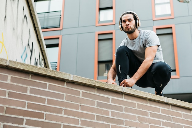 Gratis foto stedelijke atleet die zijn schoenen vastmaakt