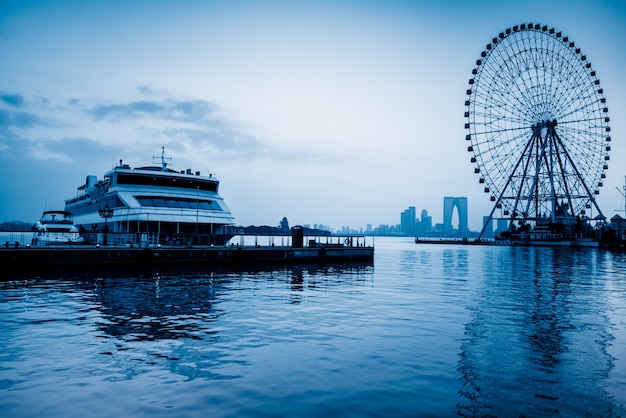 Gratis foto stedelijke skyline en moderne gebouwen