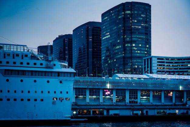 Stedelijke skyline en moderne gebouwen