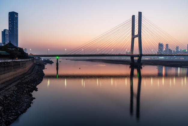 Gratis foto stedelijke skyline met stadsbeeld