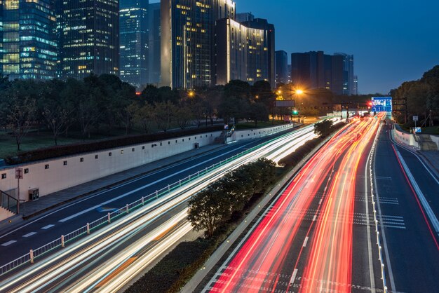 Stedelijke verkeersweg met stadsbeeld