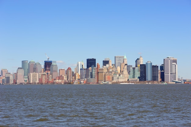 Stedelijke wolkenkrabbers van New York City Manhattan downtown over rivier.