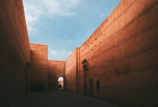 Gratis foto steegje in een medina van marrakech onder het zonlicht en een blauwe lucht in mor