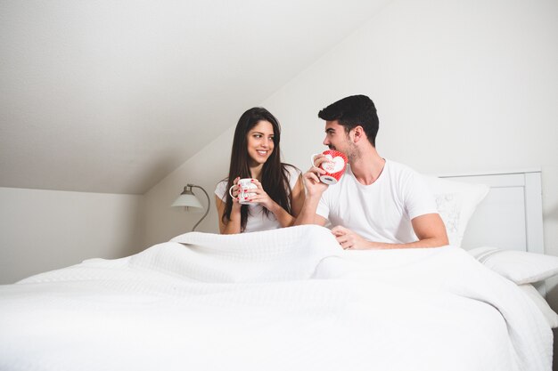 Stel het drinken van een paar kopjes koffie op het bed