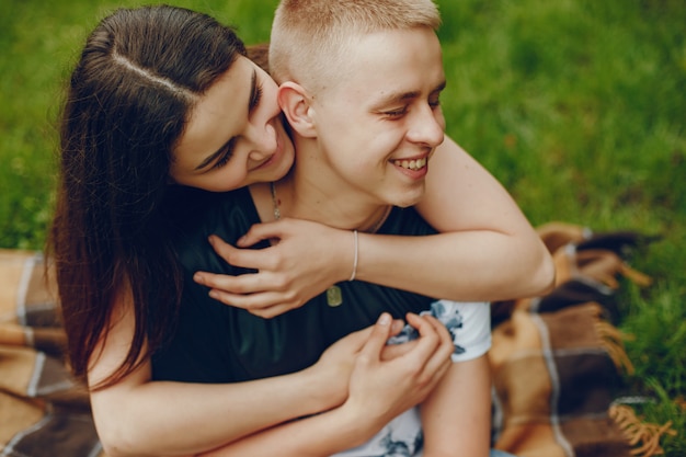 Gratis foto stel in een park