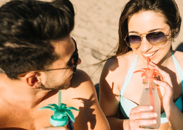 Gratis foto stel op het strand