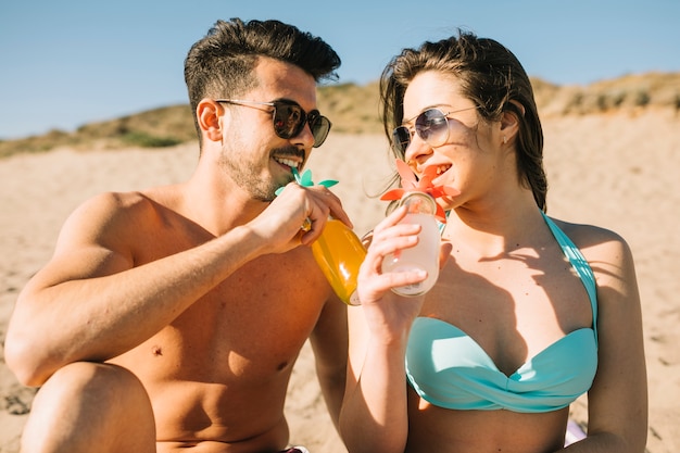 Gratis foto stel op het strand