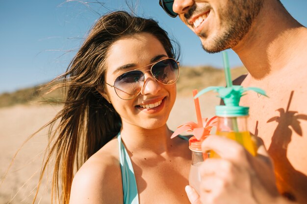 Gratis foto stel op het strand