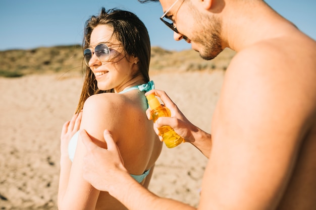 Gratis foto stel op het strand