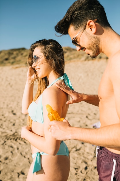 Gratis foto stel op het strand