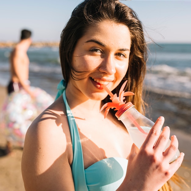 Gratis foto stel op het strand