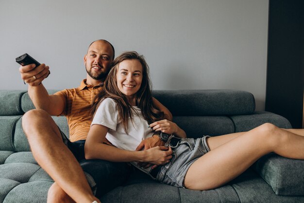 Stel tv kijken in een woonkamer