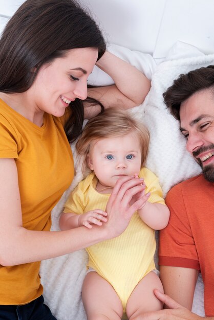 Stellende baby naast ouders