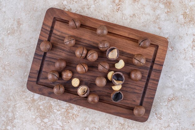 Stelletje chocolade snoepjes op een houten bord