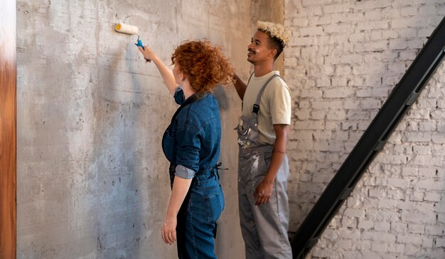 Stelletje dat samen hun nieuwe huis aan het schilderen is