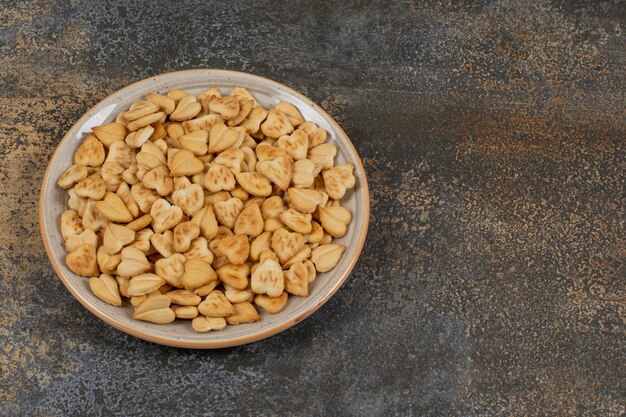 Stelletje hartvormige crackers op keramische plaat.