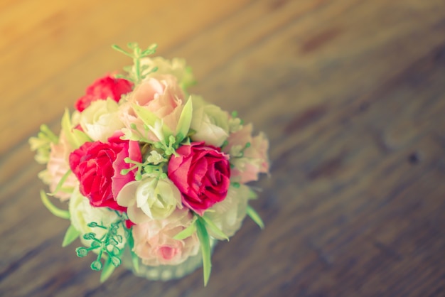 Stelletje mooie bloemen op tafel (gefilterde afbeelding verwerkt v