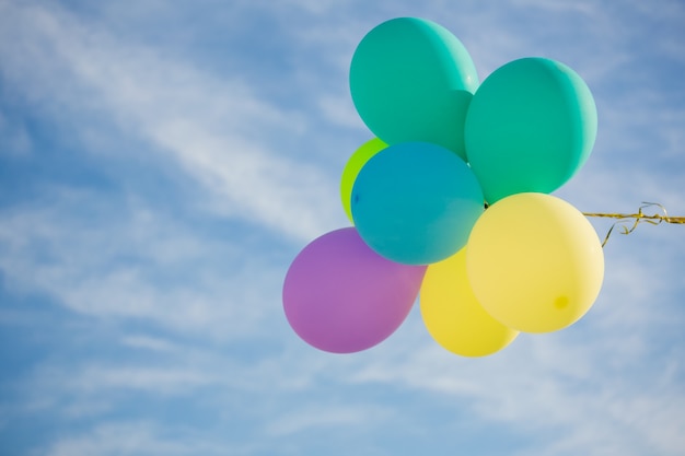 Stelletje pastel kleur ballonnen zweven in de lucht