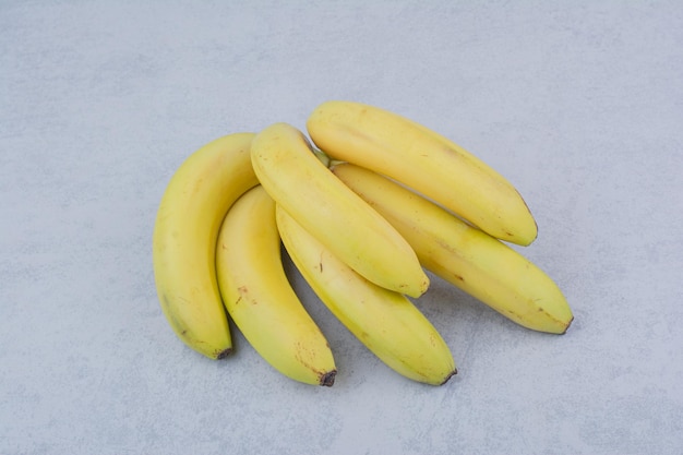 Gratis foto stelletje rijp fruit bananen op witte achtergrond. hoge kwaliteit foto