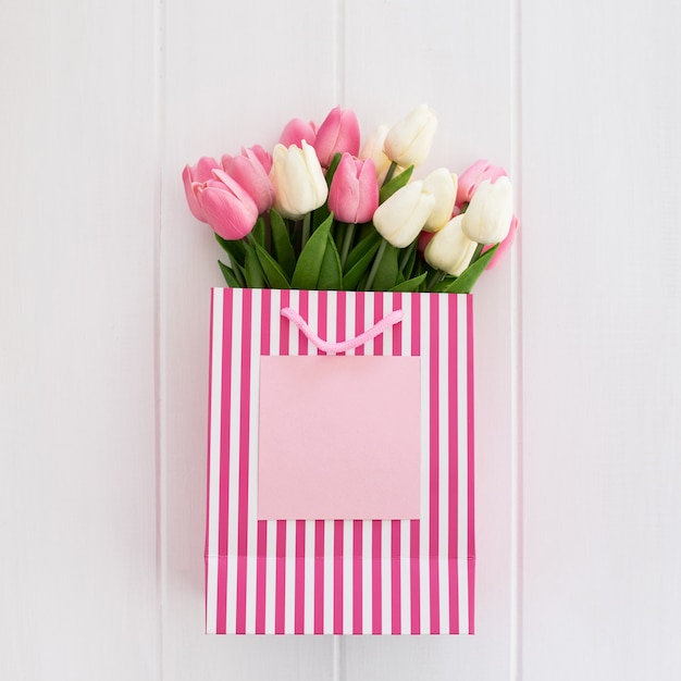 Stelletje roze en witte tulpen in cool roze boodschappentas