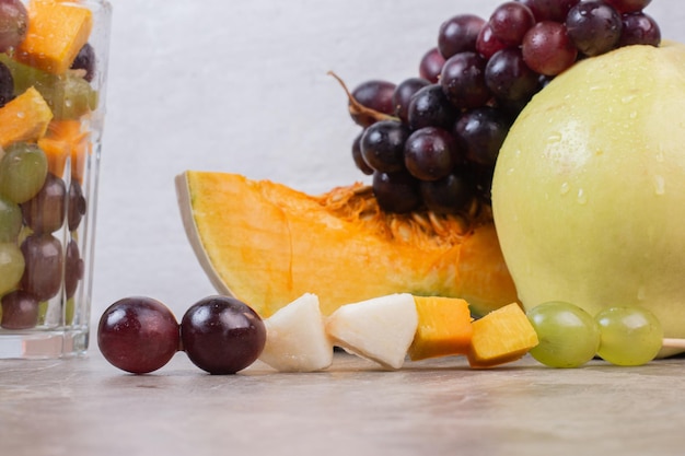 Stelletje vers fruit op marmeren tafel.