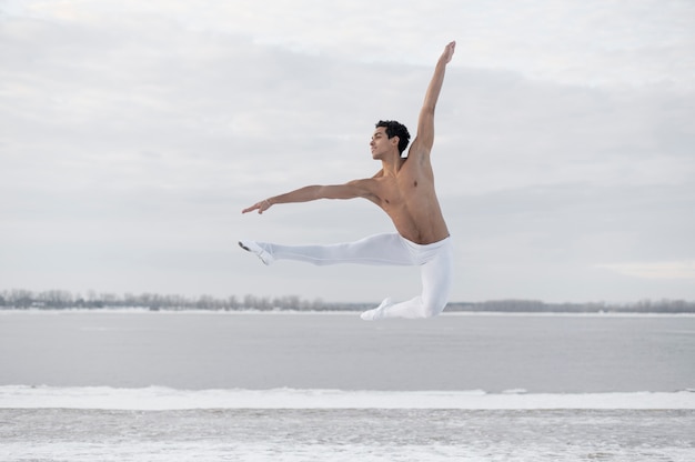 Gratis foto stelt de portret mannelijke balletdanser in elegant