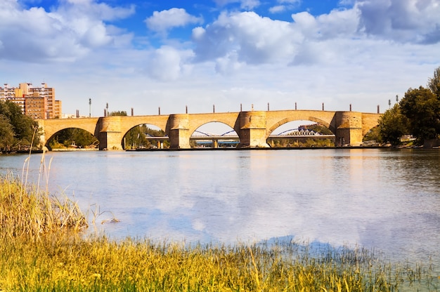 Gratis foto stenen brug in zaragoza