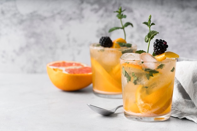 Sterke alcoholische drank met citroen en grapefruit