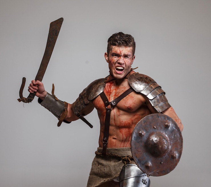 Gratis Foto sterke, gespierde gladiatoraanvallen met zwaard en schild