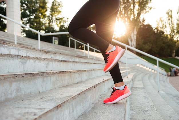 sterke jonge sport vrouw loopt