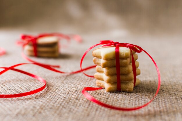 Sterkoekjes met lint op tafel