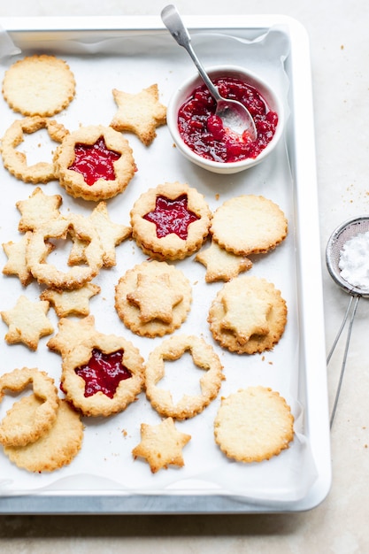 Gratis foto stervormige koekjes gevuld met cranberrysaus