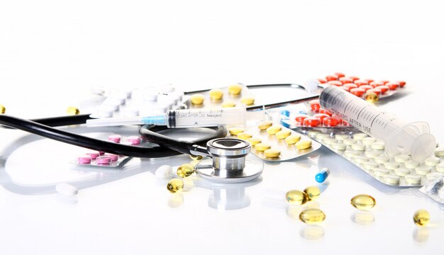 Stethoscoop met verschillende farmaceutische spullen