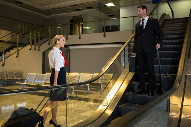 Stewardess interactie met zakenman