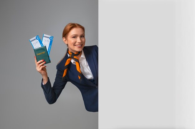 Stewardess met vliegtickets en paspoort