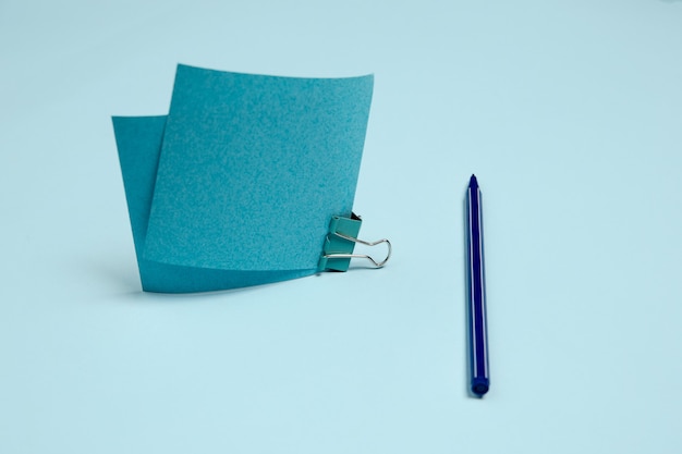 Stickerpapier, pen. monochroom stijlvolle en trendy compositie in blauwe kleur op studiomuur.