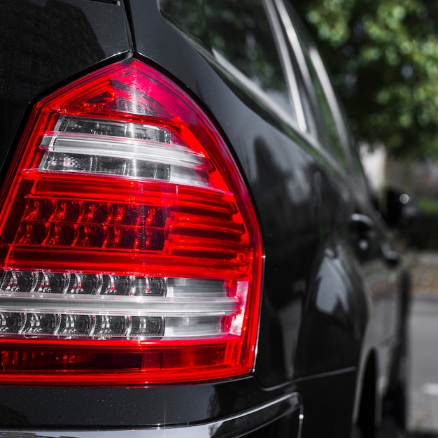 Gratis foto stijlvol achterlicht op nieuwe donkere auto