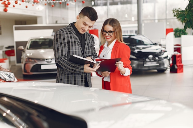 Stijlvol en elegant paar in een autosalon