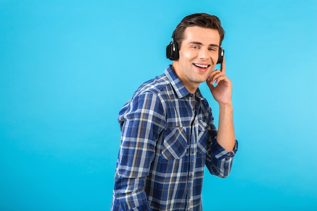 stijlvolle aantrekkelijke knappe jongeman luisteren naar muziek op draadloze koptelefoons