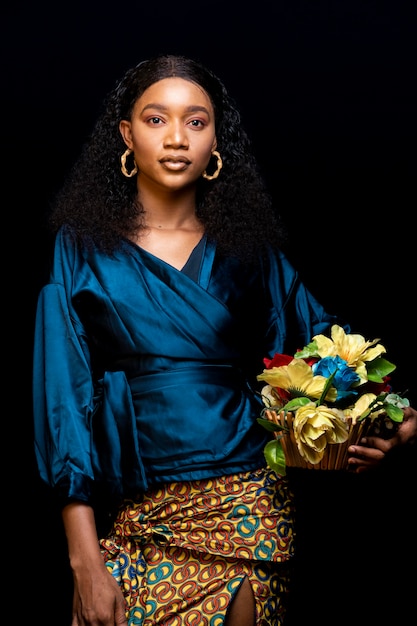 Gratis foto stijlvolle afrikaanse vrouw in elegante kleding