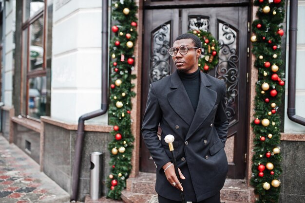 Stijlvolle Afro-Amerikaanse heer in elegante zwarte jas