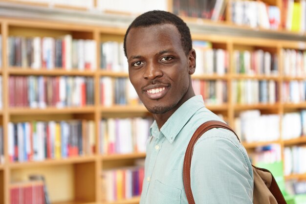 Stijlvolle Afro-Amerikaanse man in bibliotheek