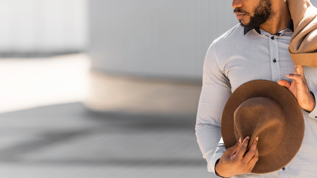 Gratis foto stijlvolle afro-amerikaanse man met een hoed met kopie ruimte