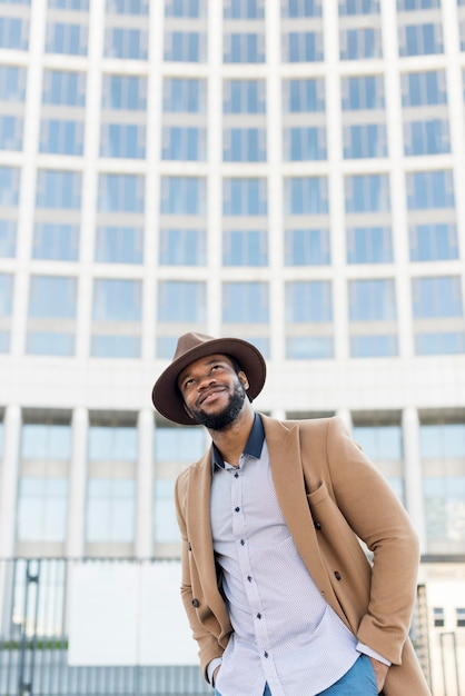 Stijlvolle Afro-Amerikaanse man poseren buiten met kopie ruimte