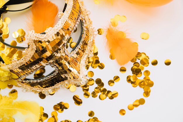 Stijlvolle arrangement van gouden carnaval masker